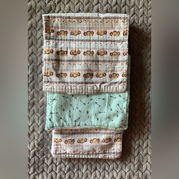 Baby Linen Lot; 4 Bibs, Hooded Towel, 3 Pack and play Sheets, 4 Burp Cloths - Picture 3 of 14